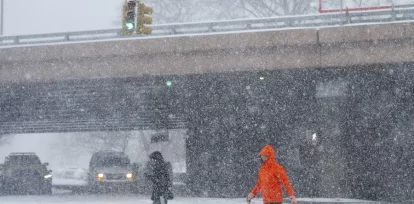 ersonas caminan por una calle de Nueva York, el 25 de enero de 2026, en medio de la tormenta que afecta a gran parte de Estados Unidos. EFE