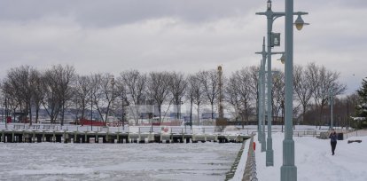 Una persona camina junto al río Hudson congelado este lunes, tras la tormenta invernal en Nueva York (Estados Unidos). Al menos 15 personas han fallecido por la tormenta invernal que afecta a dos tercios de la geografía estadounidense desde este fin de semana y que también ha llevado este lunes a que 800.000 hogares permanezcan sin electricidad. EFE/ Angel Colmenares