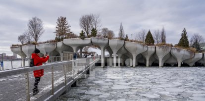 Una persona toma una fotografía del río Hudson congelado este lunes, tras la tormenta invernal en Nueva York (Estados Unidos)