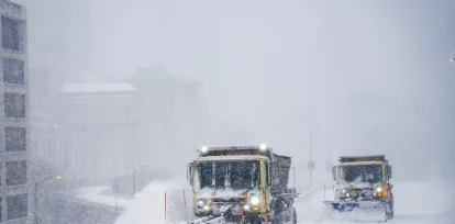 Camiones remueven la nieve de las calles de Nueva York, el 25 de enero de 2026, en medio de la tormenta que afecta a gran parte de Estados Unidos. EFE/Olga Fedorova