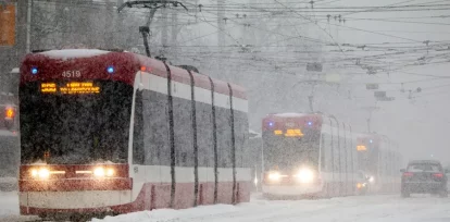 Tranvías transitan, el 25 de enero de 2026, por el centro de Toronto (Canadá), en medio de las calles copadas de nieve. EFE