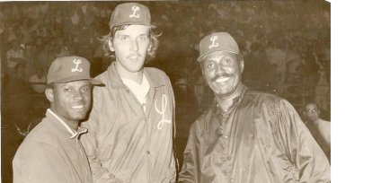 Desde la izq., Manuel Mota, Ed Halicki y Ricardo Carty, de los Tigres del Licey, equipo que ganó la Serie en 1977.