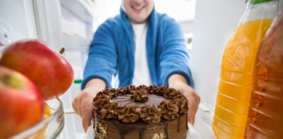 Descongelar alimentos en el refrigerador es el método más seguro para evitar la proliferación de bacterias, según expertos,