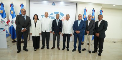 Joel Santos, al centro, junto a varias autoridades del sector minero y representantes de la Cancillería.