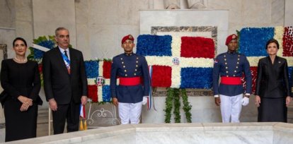 Abinader luego puso ofrenda floral en  Altar de la Patria.