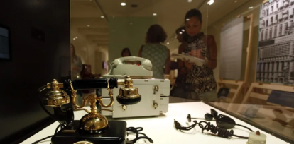 En la imagen de archivo, algunas de los modelos clásicos de teléfono en una exposición