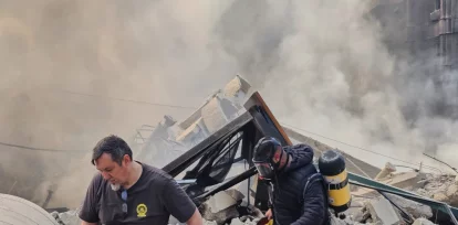 Bomberos caminan entre los escombros de un edificio destruido por un ataque aéreo israelí, el martes 3 de marzo de 2026, en Dahiyeh, un suburbio de Beirut, Líbano. (AP Foto/Hassan Ammar)