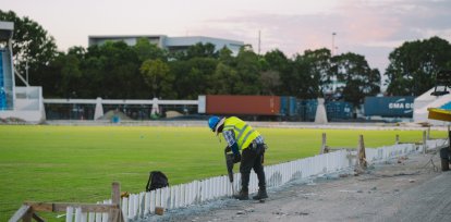 Obreros de la empresa que tiene a su cargo los trabajos de la remodelación del Estadio Félix Sánchez 