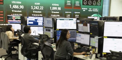 Los comerciantes surcoreanos trabajan frente a monitores en el Banco Hana en Seúl, Corea del Sur, en una imagen de archivo. EFE/EPA/Jeon Heon-Kyun