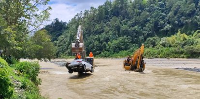 Autoridades retiran vehículos del río Nizao tras desborde