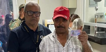 Ciudadano recibe su nueva cédula