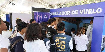 Estudiantes visitan el stand del IDAC en la Feria Regional del Libro y la Cultura y viven la experiencia del Simulador de Vuelo.