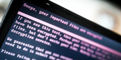 Fotografía de archivo que muestra la pantalla de un ordenador con un mensaje tras la infección con un ransomware, en Geldrop (Holanda). EFE/ Rob Engelaar