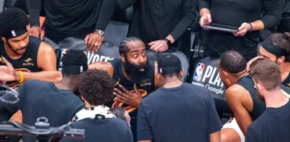 ames Harden (c) de los Cavaliers habla con sus compañeros, en una fotografía de archivo. EFE/ Julio César Rivas