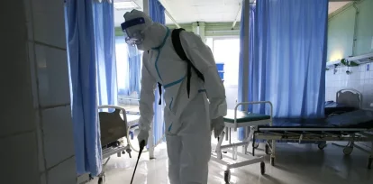 Personal sanitario desinfecta un hospital tras un caso confirmado de ébola, en una imagen de archivo. EFE/EPA/Legnan Koula