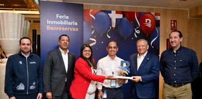 Heinrich Kunhardt, en representación de LVP, recibe el reconocimiento de Banreservas por alcanzar el primer lugar en el renglón Constructora/Desarrollador inmobiliario