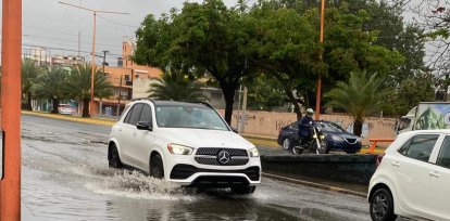 Vehículos pasan por los charcos provocados por vaguada