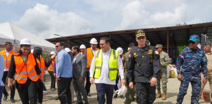 El ministro de Industria, Comercio y Mipymes (MICM),Yayo Sanz Lovatón y el director del CECCOM, general de brigada Orlando Jerez Espaillat, ERD, durante el acto de destrucción de productos ilícitos.