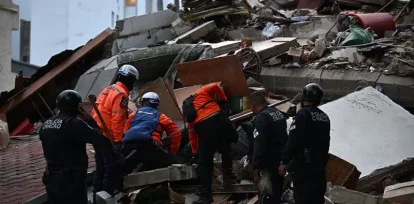 Cuerpos de rescate intentan rescatar a las víctimas del terremoto bajo los escombros en Caracas.
