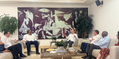 Reunión en el periódico HOY encabezada por el señor Pepín Corripio para presentar al nuevo director: Rolando Guzmán
