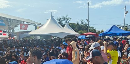 En cada establecimiento visitado se vivía un ambiente festivo, con banderas, camisetas y cánticos que reflejaban la pasión futbolera.