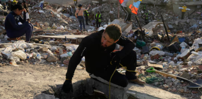 Jefferson Cova busca a sus hijos en un hueco que cavó . (Foto AP/Ariana Cubillos)