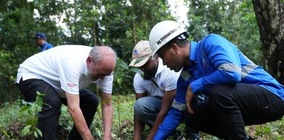 The day included the planting of native species and bamboo, as well as the cleaning of tributaries, as part of the environmental conservation actions promoted by the Ministry of Energy and Mines.