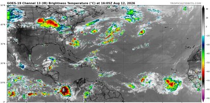 Imagen de satélite infrarrojo mostrando áreas de disturbios atmosféricos en el atlántico norte.