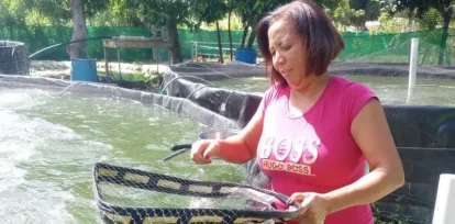 The Dominican Dioris Rijo returned to her place of origin to plant and raise fish after the pandemic.