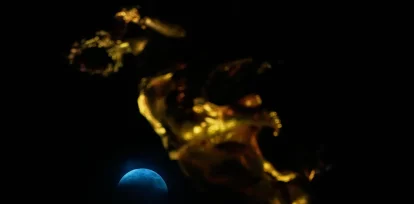 La Luna, antes de un eclipse casi total, cerca del monumento del Ángel de la Independencia, en la Ciudad de México, el 27 de agosto de 2026. (AP Foto/Fernando Llano)