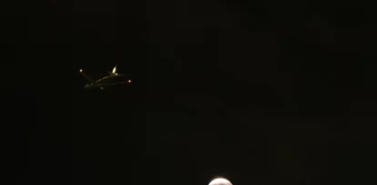 Un avión pasa junto a la Luna durante un eclipse lunar parcial, en Los Ángeles, el 27 de agosto de 2026. (AP Foto/Jae C. Hong)