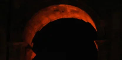 La Luna, vista por detrás del Coliseo durante un eclipse lunar parcial, en Roma, el 28 de agosto de 2026. (AP Foto/Gregorio Borgia)