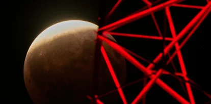 Un eclipse lunar parcial, visto a través de una torre de televisión, el 27 de agosto de 2026, en Kansas City, Misuri. (AP Foto/Charlie Riedel)
