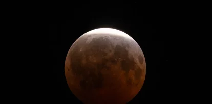 Un eclipse parcial de Luna, visto el 28 de agosto de 2026, en Cleveland. (AP Foto/Carolyn Kaster)