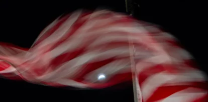 Un eclipse lunar parcial, visto a través de una bandera estadounidense, el 28 de agosto de 2026, en Washington. (AP Foto/Julia Demaree Nikhinson)