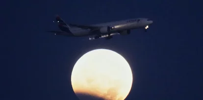 Un Boeing 777 de LATAM Airlines se dispone a aterrizar en Lisboa durante un eclipse lunar parcial, el 28 de agosto de 2026. (AP Foto/Armando Franca)
