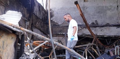 Vecinos intentan recuperar lo poco que quedó tras el incendio
