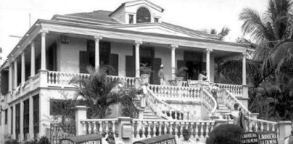 Casa  de 1950 ubicada en la Calle Doctor Delgado frente al Palacio Nacional, al lado de  casa de ”Las raíces.