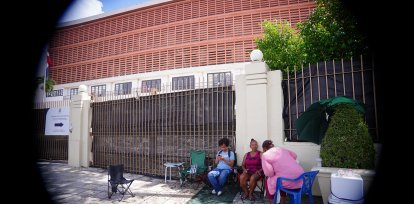 Familiares de dominicanos enviados a la guerra e Rusia protestan frente al Congreso Nacional