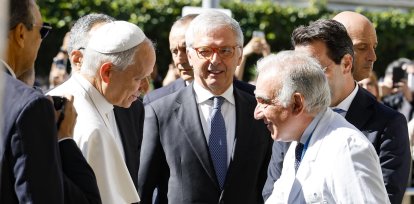 El Papa León XIV (izq.) es recibido por el director de Salud, Andrea Cambieri (der.), y el presidente de la Fundación Agostino Gemelli, Daniele Franco (centro), a su llegada al Hospital Universitario Agostino Gemelli en Roma, Italia, el 13 de octubre de 2026. El centro médico se prepara para recibir al Papa León XIV para una cirugía pulmonar programada para extraer un pequeño nódulo, según la Oficina de Prensa de la Santa Sede. (Papa, Santa Sede, Italia, Roma) EFE/EPA/FABIO FRUSTACI