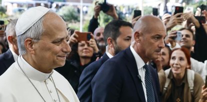 ROMA (Italia), 13/10/2026.- El Papa León XIV (izq.) llega al Hospital Universitario Agostino Gemelli en Roma, Italia, el 13 de octubre de 2026. El centro médico se prepara para recibir al Papa León XIV para una cirugía pulmonar programada para extraer un pequeño nódulo, según la Oficina de Prensa de la Santa Sede. (Papa, Santa Sede, Italia, Roma) EFE/EPA/ANGELO CARCONI
