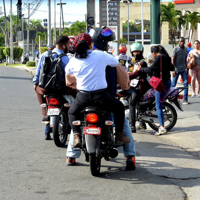 Uso de cascos en conductores y pasajeros de motocicletas: reacciones y acciones clave