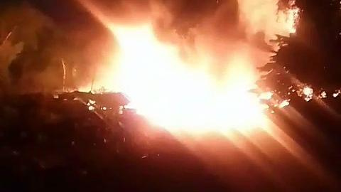 Incendio en Santo Domingo Este en la madrugada. Video cedido al periódico HOY