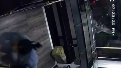 Así asaltaron joyería Popi Oro en Cristo Rey: encapuchados dispararon y rompieron vitrinas