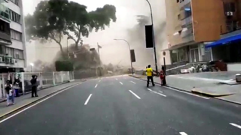 Luego del terremoto en Caracas, capital de Venezuela, decenas de usuarios en las redes sociales comenzaron a publicar videos y fotos que muestras el pánico que sufrieron los venezolanos durante y posterior al movimiento telúrico.Hasta el momento, no se ha reportado personas lesionadas por el temblor, que preliminarmente se registró de magnitud 7.1.