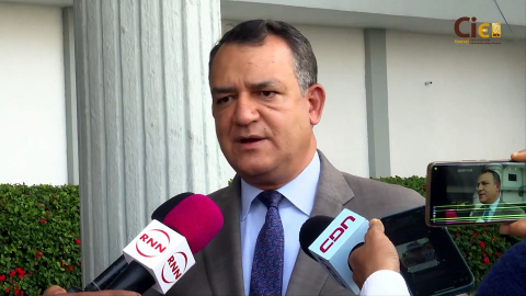 Presidente de la JCE afirma que críticas sobre los símbolos patrios en la cédula buscan desinformar y conseguir