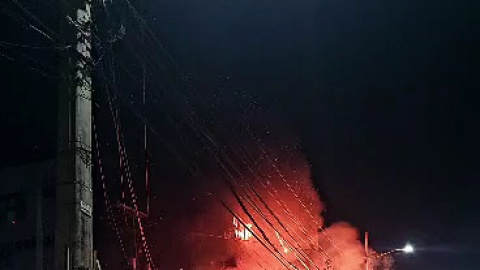 Fuego arrasa apartamentos frente a la UASD y causa daños a negocios
