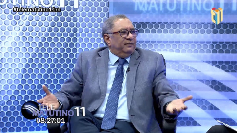 El reconocido psiquiatra, psicoterapeuta y académico, Dr. José Miguel Gómez, analiza en Telematutino 11 la preocupante crisis de salud mental que impacta a la población joven (entre 15 y 29 años) a nivel nacional y global. El especialista alerta sobre el incremento alarmante de los trastornos de ansiedad, depresión, suicidio y la ruptura de proyectos de vida originados por la exclusión, la falta de oportunidades y la pérdida de cohesión social. Aspectos de alto impacto explicados en la entrevista:
• Neurociencia de la soledad no deseada: Explicación científica de cómo el aislamiento prolongado atrofia áreas clave del cerebro (la corteza prefrontal y el sistema límbico), reduciendo la producción de neurotransmisores como la dopamina, serotonina y oxitocina.
• Diferencia entre tristeza y depresión clínica: Pautas para identificar cuando una reacción emocional evoluciona a un cuadro depresivo patológico tras permanecer más de 10 a 14 días continuos con desmotivación y ánimo decaído.
• Las adicciones como enfermedades cerebrales: Revelación de que las adicciones a sustancias (vapes, alcohol, drogas) y conductas compulsivas (juegos en línea, compras por internet) representan la tercera causa de demanda hospitalaria en la República Dominicana.
• Recomendaciones para el bienestar: El valor del ejercicio físico, la conexión social real, la vida en pareja y la regulación del uso de pantallas en niños y adolescentes.