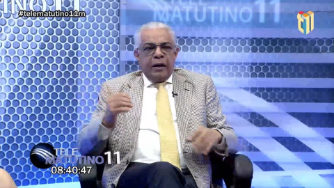 El reconocido economista y exdirector de Presupuesto, Lic. Luis Reyes Santos, presenta en Telematutino 11 una preocupante radiografía sobre la insostenibilidad de las finanzas públicas en la República Dominicana. Reyes Santos analiza el impacto de las desviaciones presupuestarias y aclara que responden a fallas de planificación institucional y a evaluaciones técnicas como el modelo PEFA de organismos internacionales, mas no a manipulación política. No obstante, advierte que el verdadero peligro radica en la espiral incontrolable del gasto corriente y la falta de consolidación fiscal.
Aspectos de alto impacto desarrollados en la entrevista:
• Bomba de subsidios sobre los 200,000 millones: Exposición del gasto acumulado al mes de agosto y septiembre, proyectando que el subsidio eléctrico alcanzará entre 120,000 y 130,000 millones de pesos, el subsidio a los combustibles superará los 50,000 millones y los subsidios sociales llegarán a 46,000 millones.
• Compromiso crítico del presupuesto: Demostración de cómo la suma de los subsidios (más de 200,000 millones), el pago de intereses de la deuda (410,000 millones o 4.1% del PIB) y el 4% para la educación comprometen más del 60% al 70% del presupuesto nacional, estrangulando la inversión pública de capital.
• Explosión del endeudamiento público: Detalle del incremento de la deuda del sector público no financiero desde 44,000 millones de dólares en 2020 a 65,000 millones de dólares en la actualidad, cifra que roza los 80,000 millones de dólares al consolidar los pasivos del Banco Central.
• Vencimiento masivo de certificados del Banco Central: Alerta sobre el vencimiento de 400,000 millones de pesos en instrumentos de deuda entre noviembre y marzo, en un contexto donde el rendimiento de los bonos del Tesoro de EE.UU. a 10 años (4.35%) y el riesgo país forzarán las tasas de interés locales por encima del 11% y 12%.
• Dominancia fiscal sobre la política monetaria: Diagnóstico sobre cómo las decisiones del Banco Central han sido condicionadas por la política fiscal, postergando ajustes en la tasa de interés y provocando apreciaciones cambiarias que afectaron al turismo y las zonas francas.