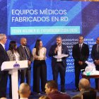 Empresarios muestran los equipos  médicos  que exporta  el país.